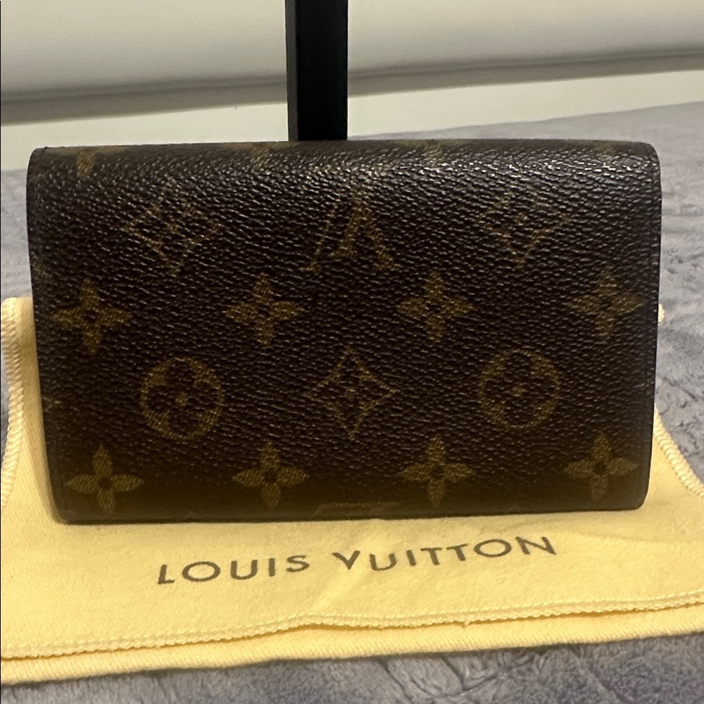 Louis Vuitton Monogram Medium Wallet - Picture 2 of 12